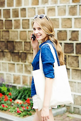 포토 JPG 주간 서양인 외국인 백인 여자 여유 여행 가방 한명 서기 웃음 들기 사람 상반신 20대 성인 야외 옆모습 아웃포커스 스마트폰 핸드폰 선글라스 여행객 즐거움 통화 에코백 인사동 여자만 여자한명만 성인여자만 청년만 청년여자만 성인한명만 청년여자한명만 성인여자한명만 성인만 국내포토 자연요소 1 잡화 감정 안경 뷰포인트 모션 서울 촬영기법 표정 인종 청년 전자제품 스마트기기 에코 파일형식