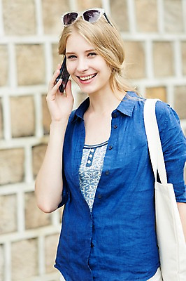 포토 JPG 주간 서양인 외국인 백인 여자 여유 여행 가방 한명 웃음 들기 사람 상반신 20대 성인 야외 아웃포커스 스마트폰 핸드폰 선글라스 여행객 즐거움 통화 에코백 인사동 여자만 여자한명만 성인여자만 청년만 청년여자만 성인한명만 청년여자한명만 성인여자한명만 성인만 국내포토 자연요소 1 잡화 감정 안경 모션 서울 촬영기법 표정 인종 청년 전자제품 스마트기기 에코 파일형식