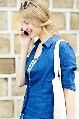 포토 JPG 주간 서양인 외국인 백인 여자 여유 여행 가방 한명 웃음 들기 사람 상반신 20대 성인 야외 옆모습 아웃포커스 스마트폰 핸드폰 선글라스 여행객 즐거움 통화 에코백 인사동 여자만 여자한명만 성인여자만 청년만 청년여자만 성인한명만 청년여자한명만 성인여자한명만 성인만 국내포토 자연요소 1 잡화 감정 안경 뷰포인트 모션 서울 촬영기법 표정 인종 청년 전자제품 스마트기기 에코 파일형식