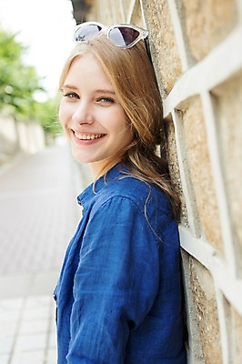 포토 JPG 주간 서양인 외국인 백인 여자 여유 벽 여행 거리 한명 웃음 사람 상반신 20대 성인 야외 옆모습 아웃포커스 선글라스 여행객 기댐 즐거움 인사동 여자만 여자한명만 성인여자만 청년만 청년여자만 성인한명만 청년여자한명만 성인여자한명만 성인만 국내포토 자연요소 1 감정 안경 뷰포인트 모션 서울 촬영기법 표정 인종 청년 파일형식