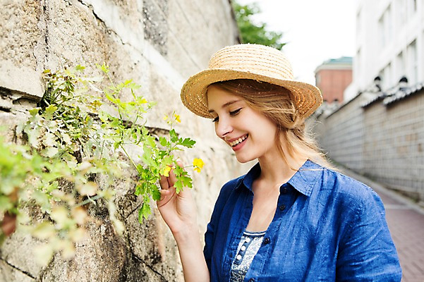 포토 JPG 주간 서양인 외국인 식물 백인 모자 여자 꽃 여유 벽 여행 거리 한명 웃음 사람 상반신 20대 성인 야외 아웃포커스 여행객 즐거움 인사동 여자만 여자한명만 성인여자만 청년만 청년여자만 성인한명만 청년여자한명만 성인여자한명만 성인만 국내포토 자연요소 1 잡화 감정 서울 촬영기법 표정 인종 청년 파일형식
