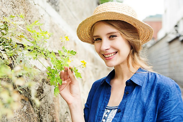 포토 JPG 주간 서양인 외국인 식물 백인 모자 여자 꽃 여유 벽 여행 거리 한명 웃음 사람 상반신 20대 성인 야외 아웃포커스 여행객 즐거움 인사동 여자만 여자한명만 성인여자만 청년만 청년여자만 성인한명만 청년여자한명만 성인여자한명만 성인만 국내포토 자연요소 1 잡화 감정 서울 촬영기법 표정 인종 청년 파일형식