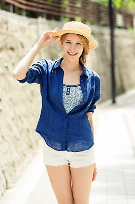 포토 JPG 주간 서양인 외국인 백인 모자 여자 여유 여행 포즈 거리 한명 서기 웃음 사람 상반신 20대 성인 야외 앞모습 아웃포커스 여행객 즐거움 인사동 여자만 여자한명만 성인여자만 청년만 청년여자만 성인한명만 청년여자한명만 성인여자한명만 성인만 국내포토 자연요소 1 잡화 감정 뷰포인트 모션 서울 촬영기법 표정 인종 청년 파일형식