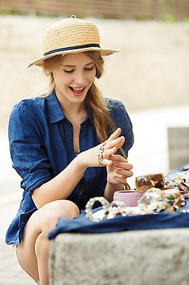 포토 JPG 주간 서양인 외국인 백인 모자 여자 여유 여행 장신구 팔찌 한명 웃음 사람 앉기 상반신 20대 성인 야외 여행객 즐거움 인사동 여자만 여자한명만 성인여자만 청년만 청년여자만 성인한명만 청년여자한명만 성인여자한명만 성인만 국내포토 자연요소 1 잡화 감정 모션 서울 표정 인종 청년 파일형식