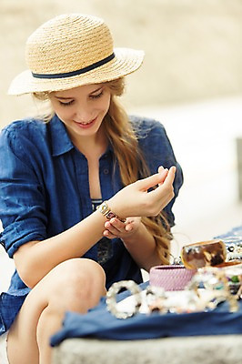 포토 JPG 주간 서양인 외국인 백인 모자 여자 여유 여행 장신구 팔찌 한명 웃음 사람 앉기 상반신 20대 성인 야외 여행객 즐거움 인사동 여자만 여자한명만 성인여자만 청년만 청년여자만 성인한명만 청년여자한명만 성인여자한명만 성인만 국내포토 자연요소 1 잡화 감정 모션 서울 표정 인종 청년 파일형식