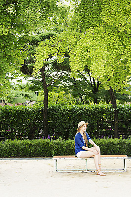 포토 JPG 주간 서양인 외국인 나무 백인 여자 여유 여행 벤치 휴식 한명 사람 앉기 야외 여행객 즐거움 여자만 여자한명만 국내포토 자연요소 식물 1 감정 컨셉 의자 모션 인종 파일형식