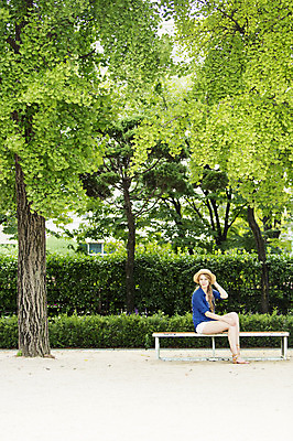 포토 JPG 주간 서양인 외국인 나무 백인 여자 여유 여행 벤치 휴식 한명 사람 앉기 야외 여행객 즐거움 여자만 여자한명만 국내포토 자연요소 식물 1 감정 컨셉 의자 모션 인종 파일형식