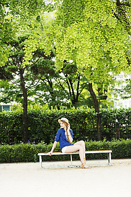 포토 JPG 주간 서양인 외국인 나무 백인 여자 여유 여행 벤치 휴식 한명 사람 앉기 야외 여행객 즐거움 여자만 여자한명만 국내포토 자연요소 식물 1 감정 컨셉 의자 모션 인종 파일형식