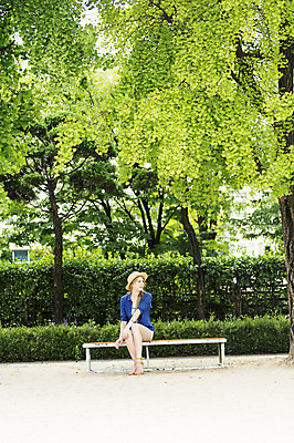 포토 JPG 주간 서양인 외국인 나무 백인 여자 여유 여행 벤치 휴식 한명 사람 앉기 야외 여행객 즐거움 여자만 여자한명만 국내포토 자연요소 식물 1 감정 컨셉 의자 모션 인종 파일형식