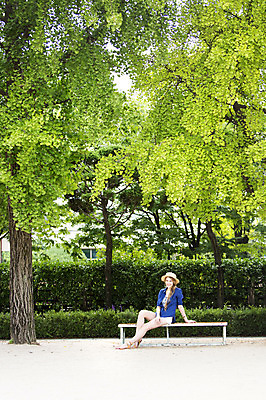 포토 JPG 주간 서양인 외국인 나무 백인 여자 여유 여행 벤치 휴식 한명 사람 앉기 야외 여행객 즐거움 여자만 여자한명만 국내포토 자연요소 식물 1 감정 컨셉 의자 모션 인종 파일형식