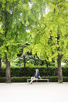 포토 JPG 주간 서양인 외국인 나무 백인 여자 여유 여행 벤치 휴식 한명 사람 앉기 야외 여행객 즐거움 여자만 여자한명만 국내포토 자연요소 식물 1 감정 컨셉 의자 모션 인종 파일형식