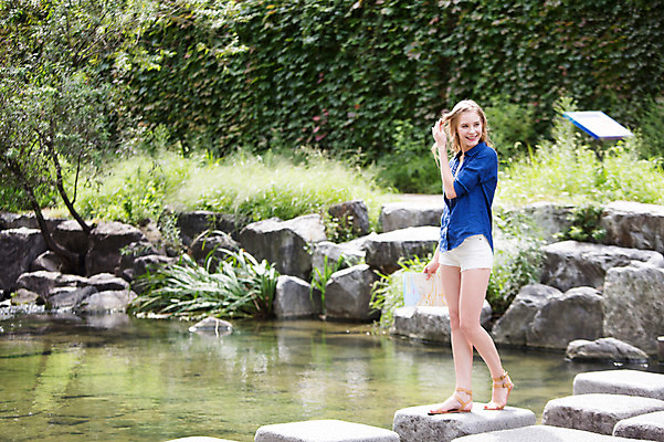 포토 JPG 주간 전신 서양인 외국인 백인 여자 여유 여행 한명 서기 웃음 사람 20대 성인 야외 여행객 산책 즐거움 청계천 돌다리 여자만 여자한명만 성인여자만 청년만 청년여자만 성인한명만 청년여자한명만 성인여자한명만 성인만 국내포토 자연요소 1 감정 모션 휴식 서울 표정 인종 청년 강 다리_건축물 랜드마크 파일형식