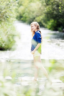 포토 JPG 주간 전신 서양인 외국인 백인 여자 여유 여행 한명 서기 웃음 사람 20대 성인 야외 옆모습 아웃포커스 여행객 걷기 산책 즐거움 청계천 돌다리 여자만 여자한명만 성인여자만 청년만 청년여자만 성인한명만 청년여자한명만 성인여자한명만 성인만 국내포토 자연요소 1 감정 뷰포인트 모션 휴식 서울 촬영기법 표정 인종 청년 강 다리_건축물 랜드마크 파일형식