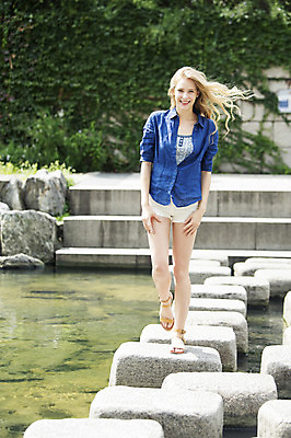 포토 JPG 주간 전신 서양인 외국인 백인 여자 여유 여행 한명 서기 웃음 사람 20대 성인 야외 앞모습 여행객 걷기 산책 즐거움 청계천 돌다리 여자만 여자한명만 성인여자만 청년만 청년여자만 성인한명만 청년여자한명만 성인여자한명만 성인만 국내포토 자연요소 1 감정 뷰포인트 모션 휴식 서울 표정 인종 청년 강 다리_건축물 랜드마크 파일형식