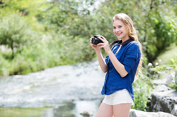 포토 JPG 주간 서양인 외국인 백인 여자 여유 여행 한명 서기 웃음 들기 사람 상반신 20대 성인 야외 옆모습 아웃포커스 여행객 카메라 사진촬영 즐거움 청계천 여자만 여자한명만 성인여자만 청년만 청년여자만 성인한명만 청년여자한명만 성인여자한명만 성인만 국내포토 자연요소 1 감정 뷰포인트 모션 서울 촬영기법 표정 인종 청년 전자제품 강 촬영 랜드마크 파일형식
