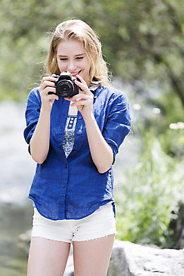 포토 JPG 주간 서양인 외국인 백인 여자 여유 여행 한명 서기 웃음 들기 사람 상반신 20대 성인 야외 앞모습 아웃포커스 여행객 카메라 사진촬영 즐거움 청계천 여자만 여자한명만 성인여자만 청년만 청년여자만 성인한명만 청년여자한명만 성인여자한명만 성인만 국내포토 자연요소 1 감정 뷰포인트 모션 서울 촬영기법 표정 인종 청년 전자제품 강 촬영 랜드마크 파일형식