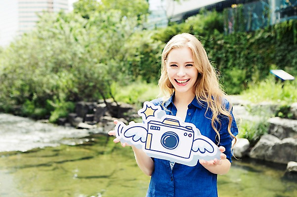 포토 JPG 주간 서양인 외국인 백인 여자 여유 여행 날개 한명 웃음 들기 사람 상반신 20대 성인 야외 앞모습 아웃포커스 여행객 카메라 사진촬영 즐거움 청계천 여자만 여자한명만 성인여자만 청년만 청년여자만 성인한명만 청년여자한명만 성인여자한명만 성인만 국내포토 자연요소 1 감정 뷰포인트 모션 서울 촬영기법 표정 인종 청년 전자제품 강 촬영 랜드마크 파일형식