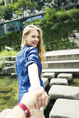 포토 JPG 주간 서양인 외국인 백인 손 여자 여유 여행 웃음 사람 상반신 20대 성인 야외 두명 아웃포커스 신체부위 여행객 손잡기 산책 뒤돌아보기 즐거움 청계천 돌다리 청년만 성인만 국내포토 자연요소 감정 모션 휴식 서울 촬영기법 표정 인종 청년 강 다리_건축물 랜드마크 파일형식