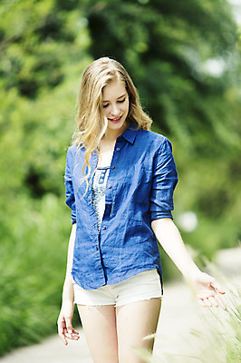 포토 JPG 주간 서양인 외국인 식물 백인 여자 여유 여행 한명 서기 웃음 사람 상반신 20대 성인 야외 아웃포커스 여행객 산책 즐거움 청계천 여자만 여자한명만 성인여자만 청년만 청년여자만 성인한명만 청년여자한명만 성인여자한명만 성인만 국내포토 자연요소 1 감정 모션 휴식 서울 촬영기법 표정 인종 청년 강 랜드마크 파일형식