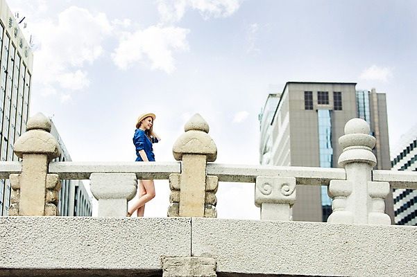 포토 JPG 주간 서양인 외국인 백인 모자 여자 여유 여행 한명 서기 웃음 사람 상반신 20대 성인 야외 옆모습 여행객 걷기 산책 즐거움 청계천 가교 여자만 여자한명만 성인여자만 청년만 청년여자만 성인한명만 청년여자한명만 성인여자한명만 성인만 국내포토 자연요소 1 건축물 잡화 감정 뷰포인트 모션 휴식 서울 표정 인종 청년 강 랜드마크 파일형식