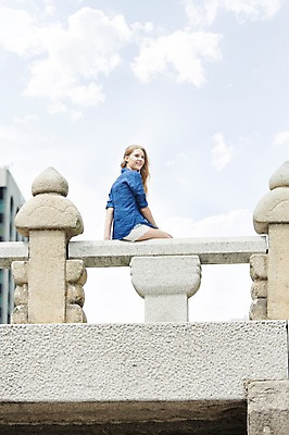 포토 JPG 주간 서양인 외국인 백인 여자 여유 여행 휴식 한명 웃음 사람 앉기 상반신 20대 성인 야외 옆모습 여행객 산책 즐거움 청계천 가교 여자만 여자한명만 성인여자만 청년만 청년여자만 성인한명만 청년여자한명만 성인여자한명만 성인만 국내포토 자연요소 1 건축물 감정 뷰포인트 컨셉 모션 서울 표정 인종 청년 강 랜드마크 파일형식