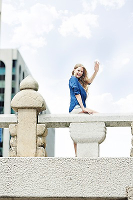 포토 JPG 주간 서양인 외국인 백인 여자 여유 여행 휴식 한명 웃음 사람 손짓 상반신 20대 성인 야외 옆모습 여행객 산책 즐거움 청계천 가교 여자만 여자한명만 성인여자만 청년만 청년여자만 성인한명만 청년여자한명만 성인여자한명만 성인만 국내포토 자연요소 1 건축물 감정 뷰포인트 컨셉 모션 서울 표정 인종 청년 강 랜드마크 파일형식