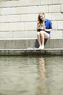 포토 JPG 주간 전신 서양인 외국인 백인 여자 여유 여행 지도 맨발 휴식 한명 웃음 사람 앉기 20대 성인 야외 여행객 샌들 쪼리 즐거움 청계천 여자만 여자한명만 성인여자만 청년만 청년여자만 성인한명만 청년여자한명만 성인여자한명만 성인만 국내포토 자연요소 1 감정 신발 컨셉 모션 발 서울 표정 인종 청년 강 랜드마크 파일형식