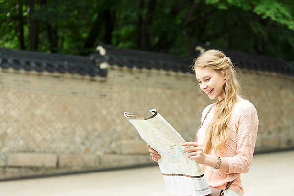 포토 JPG 주간 서양인 외국인 백인 여자 여유 여행 지도 한명 웃음 들기 사람 상반신 20대 성인 야외 아웃포커스 여행객 즐거움 창덕궁 여자만 여자한명만 성인여자만 청년만 청년여자만 성인한명만 청년여자한명만 성인여자한명만 성인만 국내포토 자연요소 1 감정 모션 한국 촬영기법 표정 인종 청년 궁전 파일형식