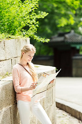 포토 JPG 주간 서양인 외국인 백인 여자 여유 여행 지도 한명 서기 들기 사람 상반신 20대 성인 야외 아웃포커스 여행객 즐거움 창덕궁 여자만 여자한명만 성인여자만 청년만 청년여자만 성인한명만 청년여자한명만 성인여자한명만 성인만 국내포토 자연요소 1 감정 모션 한국 촬영기법 인종 청년 궁전 파일형식