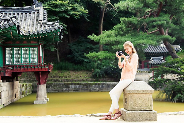 포토 JPG 주간 전신 서양인 외국인 백인 여자 호수 여유 여행 한명 웃음 들기 사람 앉기 20대 성인 야외 옆모습 여행객 카메라 사진촬영 즐거움 창덕궁 후원 여자만 여자한명만 성인여자만 청년만 청년여자만 성인한명만 청년여자한명만 성인여자한명만 성인만 국내포토 자연요소 1 감정 뷰포인트 모션 한국 표정 인종 청년 전자제품 촬영 궁전 도움 파일형식