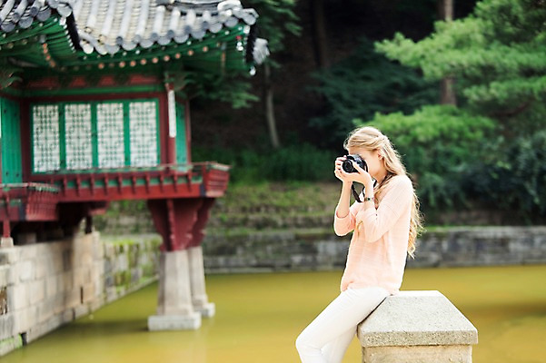 포토 JPG 주간 서양인 외국인 백인 여자 호수 여유 여행 한명 들기 사람 앉기 상반신 20대 성인 야외 옆모습 아웃포커스 여행객 카메라 사진촬영 즐거움 창덕궁 후원 여자만 여자한명만 성인여자만 청년만 청년여자만 성인한명만 청년여자한명만 성인여자한명만 성인만 국내포토 자연요소 1 감정 뷰포인트 모션 한국 촬영기법 인종 청년 전자제품 촬영 궁전 도움 파일형식