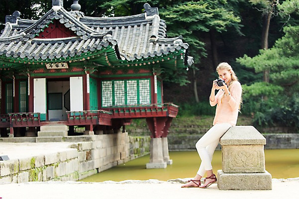 포토 JPG 주간 전신 서양인 외국인 백인 여자 호수 여유 여행 한명 들기 사람 앉기 20대 성인 야외 옆모습 여행객 카메라 사진촬영 즐거움 창덕궁 후원 여자만 여자한명만 성인여자만 청년만 청년여자만 성인한명만 청년여자한명만 성인여자한명만 성인만 국내포토 자연요소 1 감정 뷰포인트 모션 한국 인종 청년 전자제품 촬영 궁전 도움 파일형식