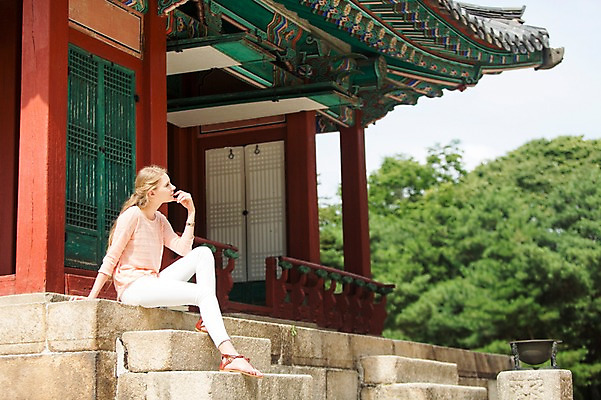 포토 JPG 주간 전신 서양인 외국인 백인 여자 여유 여행 한명 사람 앉기 20대 성인 야외 옆모습 여행객 계단 턱괴기 즐거움 창덕궁 여자만 여자한명만 성인여자만 청년만 청년여자만 성인한명만 청년여자한명만 성인여자한명만 성인만 국내포토 자연요소 1 감정 뷰포인트 모션 한국 인종 청년 궁전 파일형식