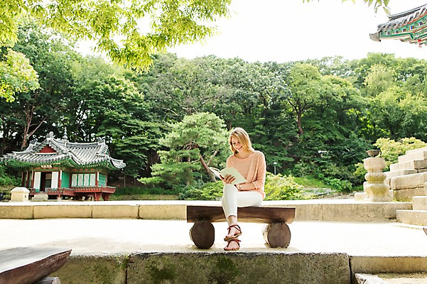 포토 JPG 주간 전신 서양인 외국인 백인 여자 여유 여행 벤치 한명 웃음 사람 앉기 20대 성인 야외 앞모습 책 독서 여행객 다리꼬기 즐거움 창덕궁 후원 여자만 여자한명만 성인여자만 청년만 청년여자만 성인한명만 청년여자한명만 성인여자한명만 성인만 국내포토 자연요소 1 감정 뷰포인트 의자 모션 한국 표정 인종 청년 궁전 도움 파일형식