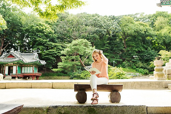 포토 JPG 주간 전신 서양인 외국인 백인 여자 여유 여행 벤치 한명 사람 앉기 20대 성인 야외 앞모습 책 독서 여행객 다리꼬기 즐거움 창덕궁 후원 여자만 여자한명만 성인여자만 청년만 청년여자만 성인한명만 청년여자한명만 성인여자한명만 성인만 국내포토 자연요소 1 감정 뷰포인트 의자 모션 한국 인종 청년 궁전 도움 파일형식
