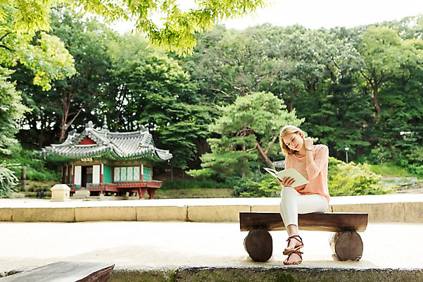 포토 JPG 주간 전신 서양인 외국인 백인 여자 여유 여행 벤치 한명 사람 앉기 20대 성인 야외 앞모습 책 독서 여행객 다리꼬기 즐거움 창덕궁 후원 여자만 여자한명만 성인여자만 청년만 청년여자만 성인한명만 청년여자한명만 성인여자한명만 성인만 국내포토 자연요소 1 감정 뷰포인트 의자 모션 한국 인종 청년 궁전 도움 파일형식