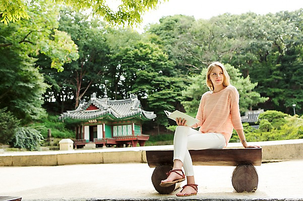 포토 JPG 주간 전신 서양인 외국인 백인 여자 여유 여행 벤치 한명 사람 앉기 20대 성인 야외 책 독서 여행객 다리꼬기 즐거움 창덕궁 후원 여자만 여자한명만 성인여자만 청년만 청년여자만 성인한명만 청년여자한명만 성인여자한명만 성인만 국내포토 자연요소 1 감정 의자 모션 한국 인종 청년 궁전 도움 파일형식