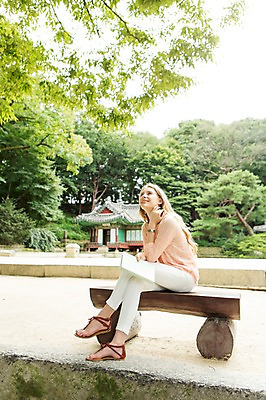 포토 JPG 주간 전신 서양인 외국인 백인 여자 여유 여행 벤치 한명 웃음 들기 사람 앉기 20대 성인 야외 책 여행객 올려보기 다리꼬기 즐거움 창덕궁 후원 여자만 여자한명만 성인여자만 청년만 청년여자만 성인한명만 청년여자한명만 성인여자한명만 성인만 국내포토 자연요소 1 감정 의자 모션 한국 표정 인종 청년 궁전 도움 파일형식