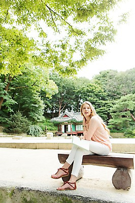 포토 JPG 주간 전신 서양인 외국인 백인 여자 여유 여행 벤치 한명 들기 사람 앉기 20대 성인 야외 옆모습 책 여행객 다리꼬기 즐거움 창덕궁 후원 여자만 여자한명만 성인여자만 청년만 청년여자만 성인한명만 청년여자한명만 성인여자한명만 성인만 국내포토 자연요소 1 감정 뷰포인트 의자 모션 한국 인종 청년 궁전 도움 파일형식