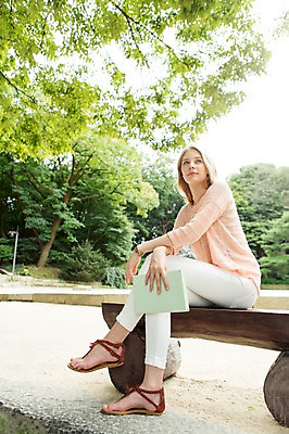 포토 JPG 주간 전신 서양인 외국인 백인 여자 여유 여행 벤치 한명 들기 사람 앉기 20대 성인 야외 책 여행객 다리꼬기 즐거움 창덕궁 후원 여자만 여자한명만 성인여자만 청년만 청년여자만 성인한명만 청년여자한명만 성인여자한명만 성인만 국내포토 자연요소 1 감정 의자 모션 한국 인종 청년 궁전 도움 파일형식