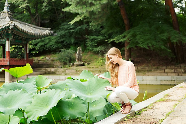 포토 JPG 주간 전신 서양인 외국인 식물 백인 여자 호수 여유 여행 한명 웃음 사람 앉기 20대 성인 야외 여행객 즐거움 연잎 창덕궁 후원 여자만 여자한명만 성인여자만 청년만 청년여자만 성인한명만 청년여자한명만 성인여자한명만 성인만 국내포토 자연요소 1 감정 잎 모션 한국 표정 인종 청년 궁전 도움 파일형식