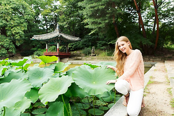 포토 JPG 주간 전신 서양인 외국인 식물 백인 여자 호수 여유 여행 한명 웃음 사람 앉기 20대 성인 야외 여행객 즐거움 연잎 창덕궁 후원 여자만 여자한명만 성인여자만 청년만 청년여자만 성인한명만 청년여자한명만 성인여자한명만 성인만 국내포토 자연요소 1 감정 잎 모션 한국 표정 인종 청년 궁전 도움 파일형식