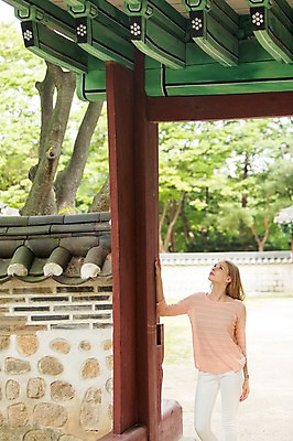 포토 JPG 주간 서양인 외국인 백인 여자 여유 여행 한명 서기 사람 상반신 20대 성인 야외 담장 여행객 문 올려보기 즐거움 대문 창덕궁 여자만 여자한명만 성인여자만 청년만 청년여자만 성인한명만 청년여자한명만 성인여자한명만 성인만 국내포토 자연요소 1 감정 모션 한국 인종 청년 궁전 파일형식