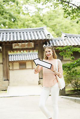 포토 JPG 주간 서양인 외국인 백인 여자 화살표 여유 여행 가방 한명 서기 웃음 들기 사람 상반신 20대 성인 야외 앞모습 아웃포커스 선글라스 여행객 즐거움 창덕궁 에코백 여자만 여자한명만 성인여자만 청년만 청년여자만 성인한명만 청년여자한명만 성인여자한명만 성인만 국내포토 자연요소 1 잡화 감정 안경 뷰포인트 모션 한국 촬영기법 표정 인종 청년 궁전 에코 파일형식