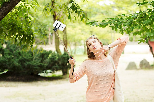 포토 JPG 주간 서양인 외국인 백인 여자 여유 여행 가방 한명 들기 사람 손짓 상반신 20대 성인 야외 아웃포커스 스마트폰 핸드폰 선글라스 여행객 사진촬영 셀프카메라 즐거움 브이 에코백 여자만 여자한명만 성인여자만 청년만 청년여자만 성인한명만 청년여자한명만 성인여자한명만 성인만 국내포토 자연요소 1 잡화 감정 안경 모션 촬영기법 인종 청년 전자제품 스마트기기 촬영 에코 파일형식