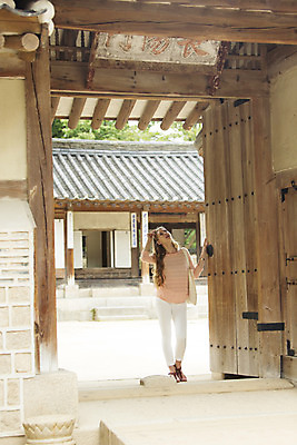 포토 JPG 주간 전신 서양인 외국인 백인 여자 여유 여행 가방 한명 서기 사람 20대 성인 야외 여행객 문 올려보기 즐거움 대문 창덕궁 에코백 여자만 여자한명만 성인여자만 청년만 청년여자만 성인한명만 청년여자한명만 성인여자한명만 성인만 국내포토 자연요소 1 잡화 감정 모션 한국 인종 청년 궁전 에코 파일형식