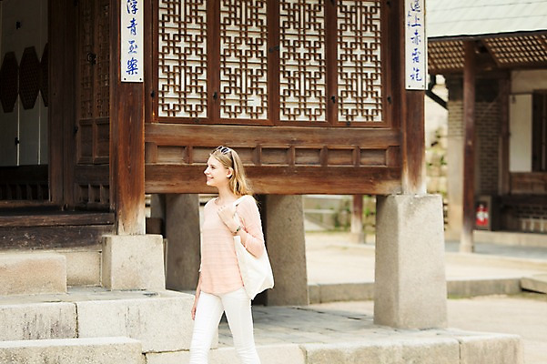 포토 JPG 주간 서양인 외국인 백인 여자 여유 여행 가방 한명 서기 웃음 사람 상반신 20대 성인 야외 선글라스 여행객 걷기 즐거움 창덕궁 에코백 여자만 여자한명만 성인여자만 청년만 청년여자만 성인한명만 청년여자한명만 성인여자한명만 성인만 국내포토 자연요소 1 잡화 감정 안경 모션 한국 표정 인종 청년 궁전 에코 파일형식