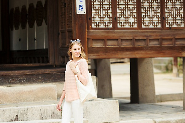 포토 JPG 주간 서양인 외국인 백인 여자 여유 여행 가방 한명 서기 웃음 사람 상반신 20대 성인 야외 선글라스 여행객 즐거움 창덕궁 에코백 여자만 여자한명만 성인여자만 청년만 청년여자만 성인한명만 청년여자한명만 성인여자한명만 성인만 국내포토 자연요소 1 잡화 감정 안경 모션 한국 표정 인종 청년 궁전 에코 파일형식