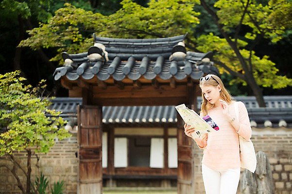 포토 JPG 주간 서양인 외국인 백인 여자 여유 여행 지도 가방 한명 서기 들기 사람 상반신 20대 성인 야외 선글라스 여행객 즐거움 창덕궁 에코백 여자만 여자한명만 성인여자만 청년만 청년여자만 성인한명만 청년여자한명만 성인여자한명만 성인만 국내포토 자연요소 1 잡화 감정 안경 모션 한국 인종 청년 궁전 에코 파일형식