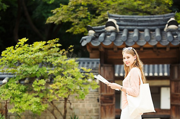 포토 JPG 주간 서양인 외국인 백인 여자 여유 여행 지도 가방 한명 들기 사람 상반신 20대 성인 야외 옆모습 선글라스 여행객 즐거움 창덕궁 에코백 여자만 여자한명만 성인여자만 청년만 청년여자만 성인한명만 청년여자한명만 성인여자한명만 성인만 국내포토 자연요소 1 잡화 감정 안경 뷰포인트 모션 한국 인종 청년 궁전 에코 파일형식